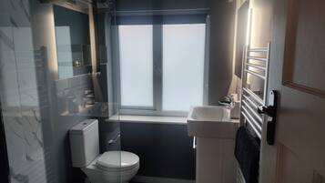 Regadera, secadora de cabello, toallas