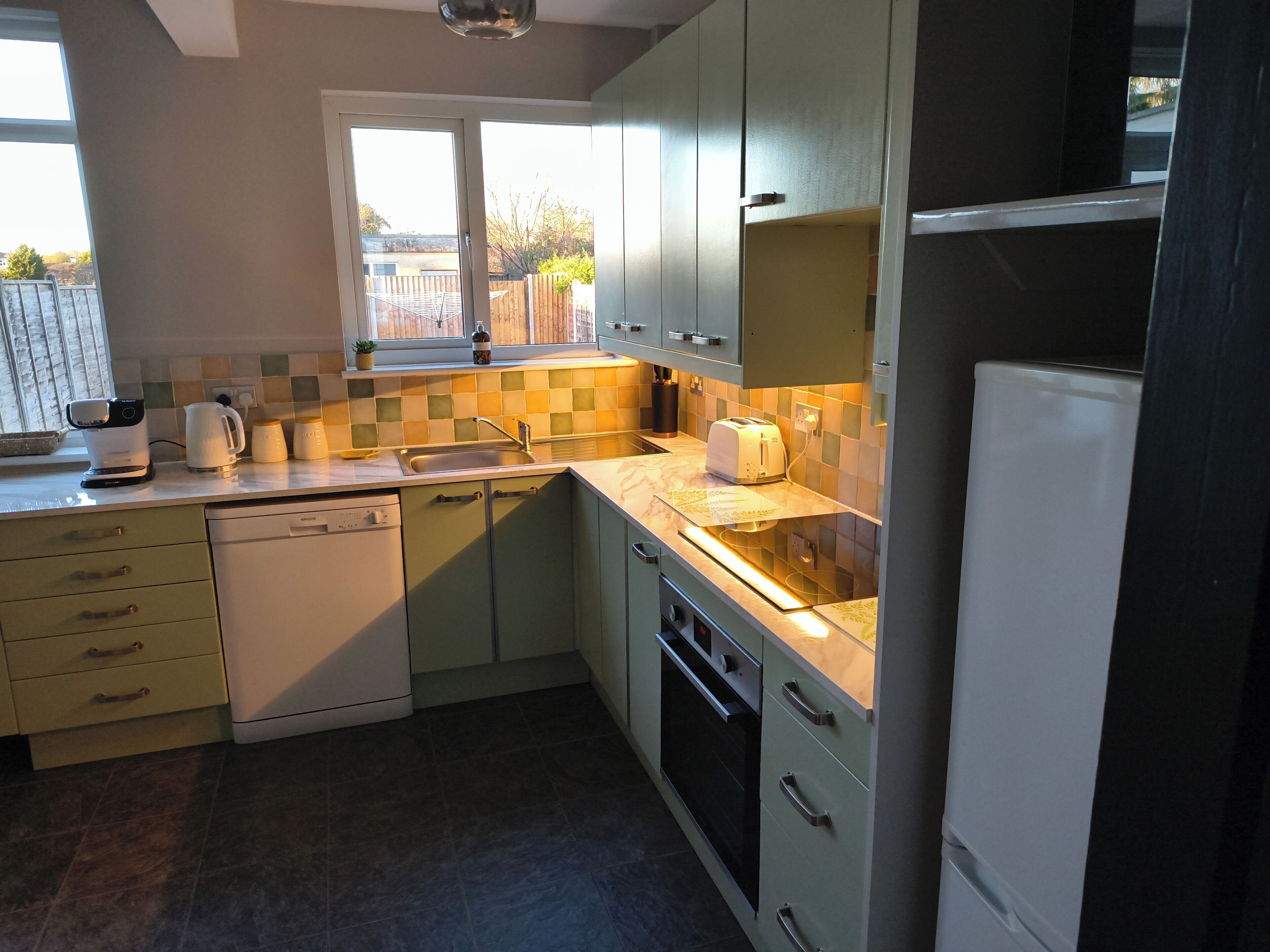 Kühlschrank, Mikrowelle, Ofen, Herdplatte