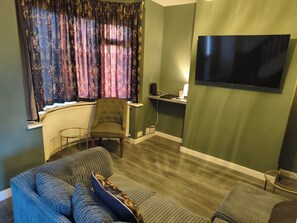 Living area - Parkdale-2 Bedroom House in Sheldon Birmingham (Birmingham)