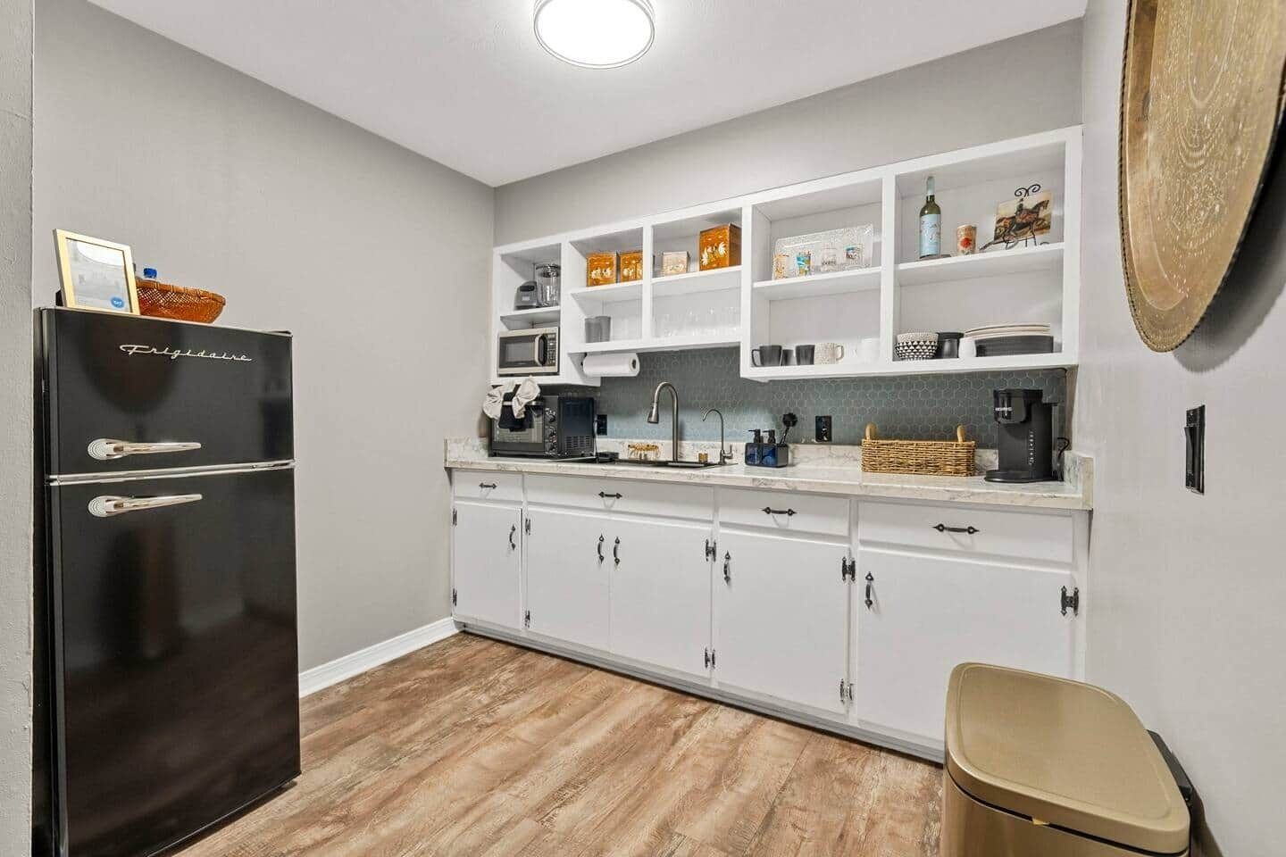 Refrigerador, microondas, tostadora y utensilios de cocina 