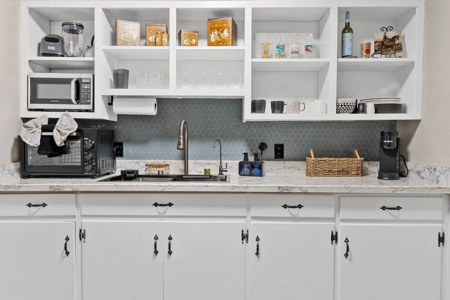 Køleskab, mikrobølgeovn, brødrister, køkkentøj/tallerkener/redskaber