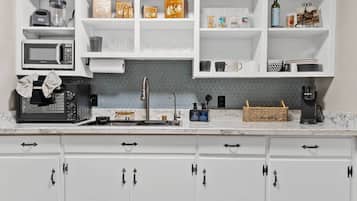 KĂŒhlschrank, Mikrowelle, Toaster, Kochgeschirr/Geschirr/Besteck