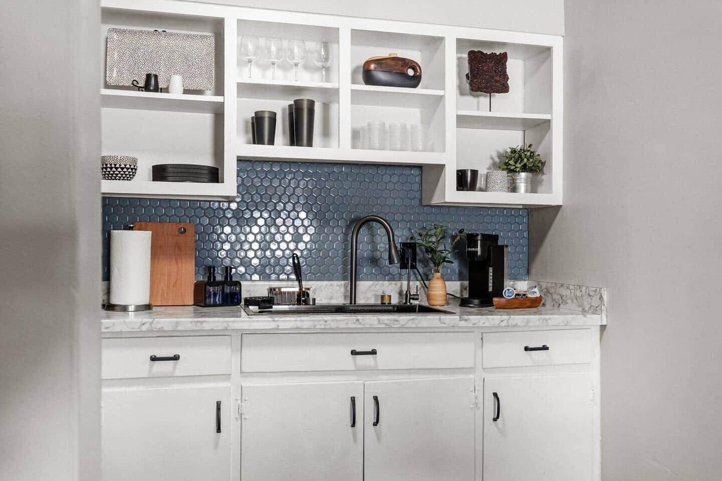 Køleskab, mikrobølgeovn, brødrister, køkkentøj/tallerkener/redskaber