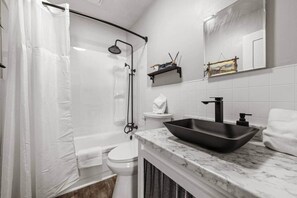 Hair dryer, towels, soap, toilet paper - Mammoth Hideaway- ideal basecamp for exploring local caves (Cave City)