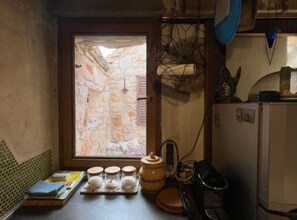 House (Two Bedroom Holiday Holiday Home with) | Dapur peribadi | Peti sejuk 