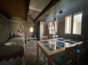 House (Two Bedroom Holiday Holiday Home with) | 2 bilik tidur, katil bayi/kot (surcaj) 