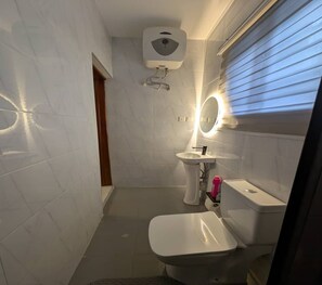 Serviettes fournies, savon, papier toilette