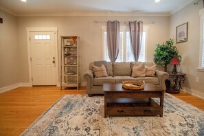 TV, bøker og stereoanlegg