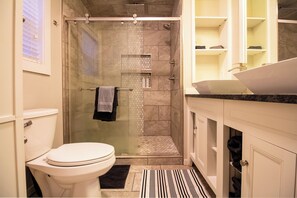 Een douche, handdoeken, zeep, shampoo