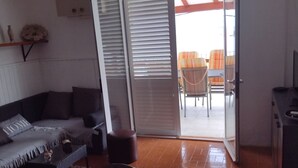 Apartemen (Two Bedroom Apartment With Terrace An) | Ruang keluarga | Televisi layar datar 32-inci dengan saluran TV kabel