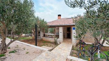 Nhà (One Bedroom House with Terrace and Po) | Ngoại thất