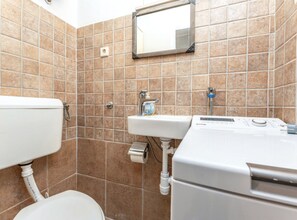Ferienhaus (One Bedroom House with Terrace and Po) | Badezimmer | Dusche, Handtücher
