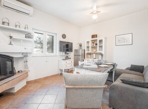 House (One Bedroom House with Terrace and Po) | Living room