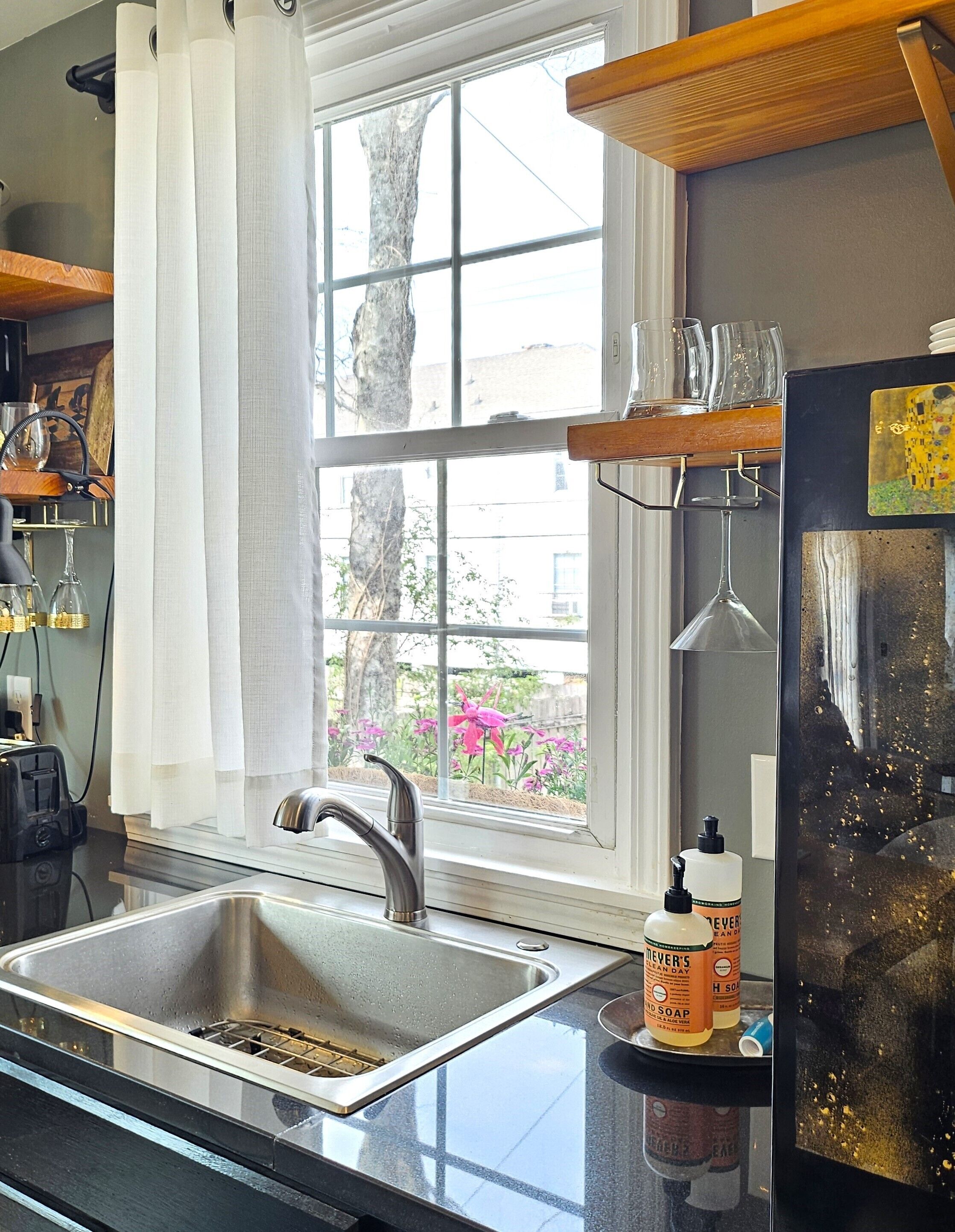 Een magnetron, een vaatwasser