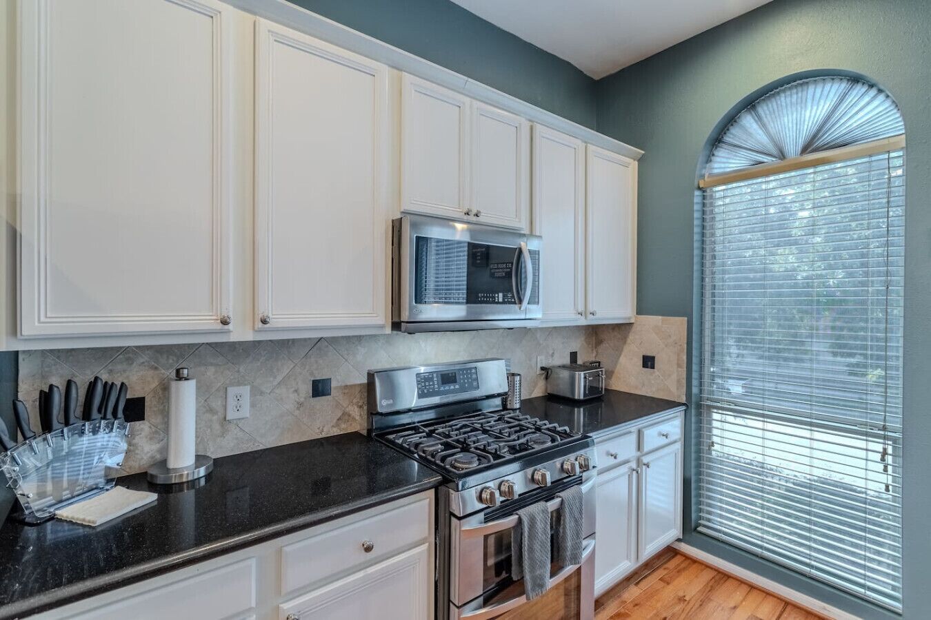 Kühlschrank, Mikrowelle, Geschirrspüler, Toaster