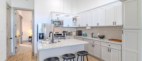 冷蔵庫、電子レンジ、オーブン、コンロ