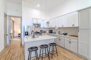 Kjøleskap, mikrobølgeovn, ovn og kokeplater