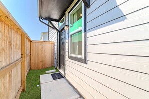 Exterior detail - Quiet home perfect for family getaways (Missouri City)