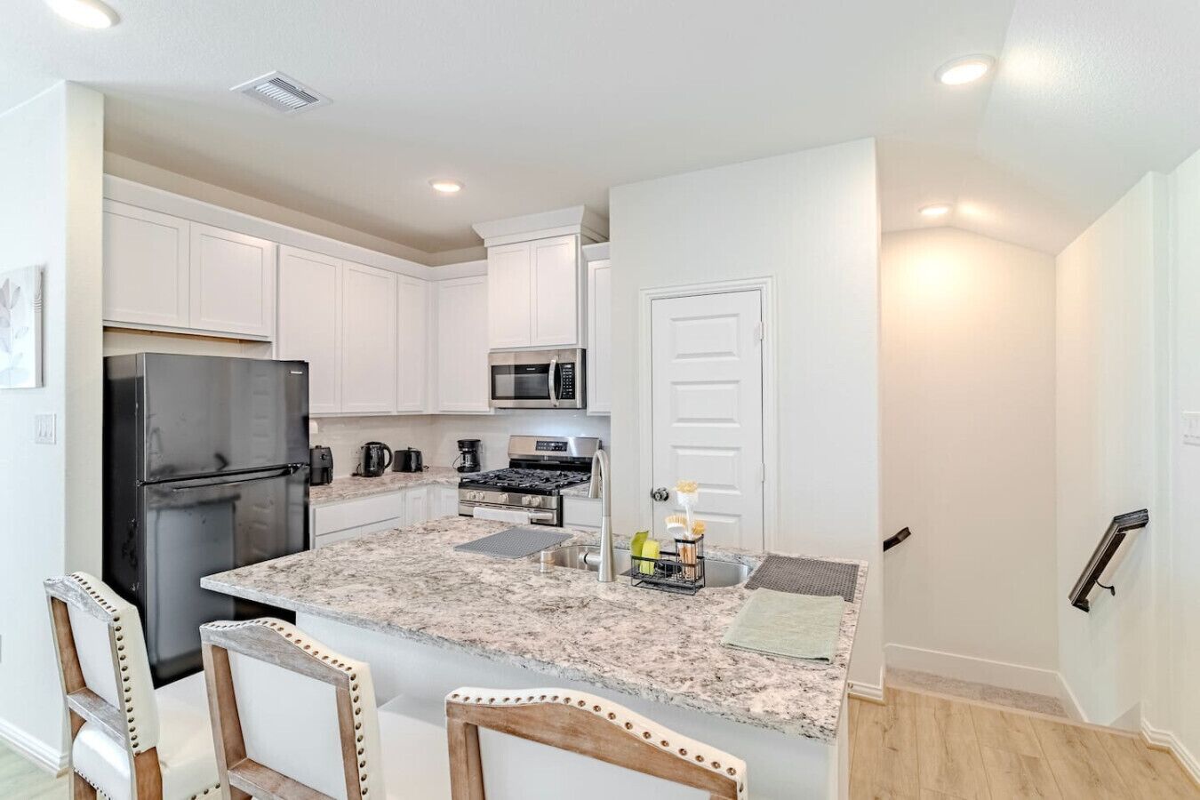 Kjøleskap, mikrobølgeovn, ovn og kokeplater