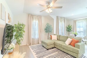 TV - Quiet home perfect for family getaways (Missouri City)