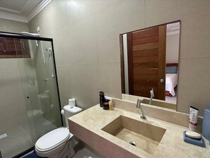 Casa clássico, varanda coberta, vista para o mar | Banheiro | Chuveiro, toalhas de banho, papel higiênico 