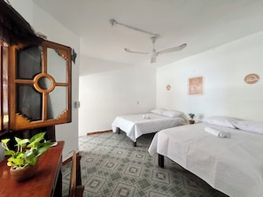 Quarto família, vista para a piscina | Escrivaninha, Wi-Fi de cortesia