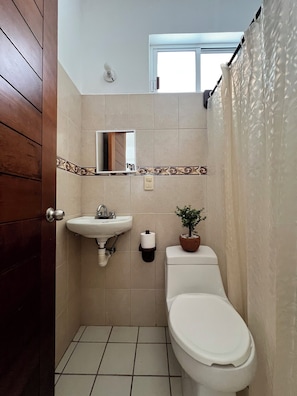 Douche, serviettes fournies, savon, papier de toilette