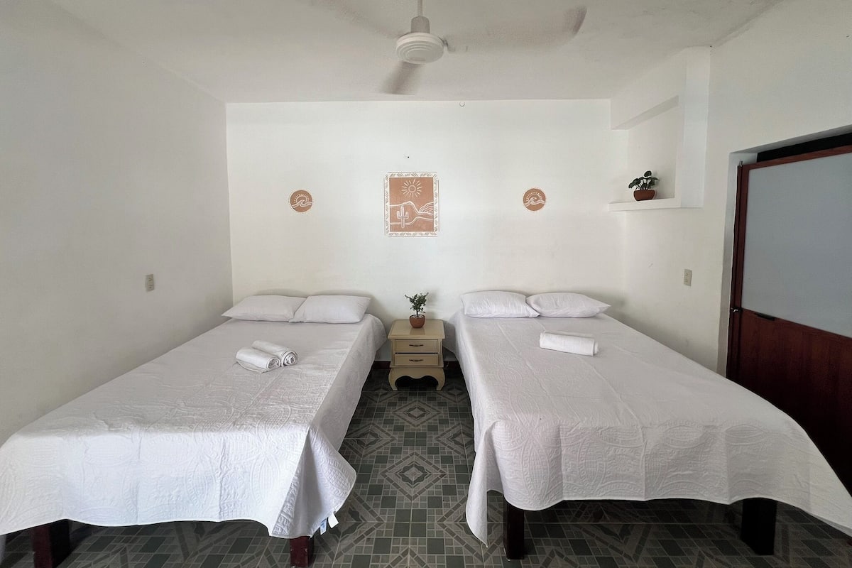 Quarto família, vista para a piscina | Escrivaninha, Wi-Fi de cortesia