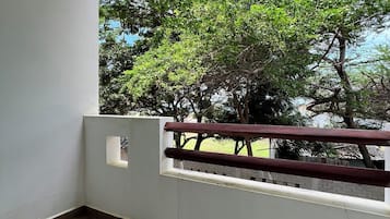 高級雙人房, 露台, 部分海景 | 書桌、免費 Wi-Fi