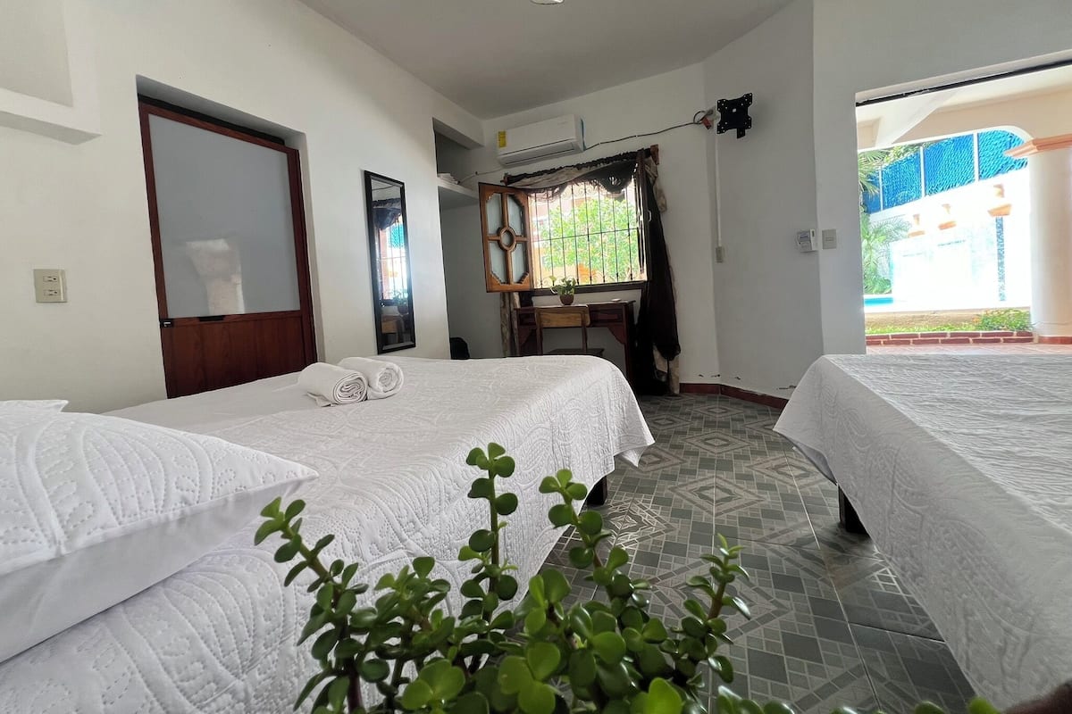 Escritorio, espacio para trabajar con laptop y wifi gratis