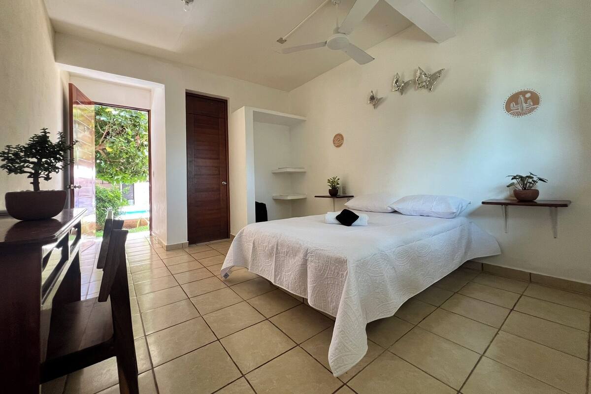 Quarto casal conforto, vista para o jardim | Escrivaninha, espaço de trabalho para notebook, Wi-Fi de cortesia