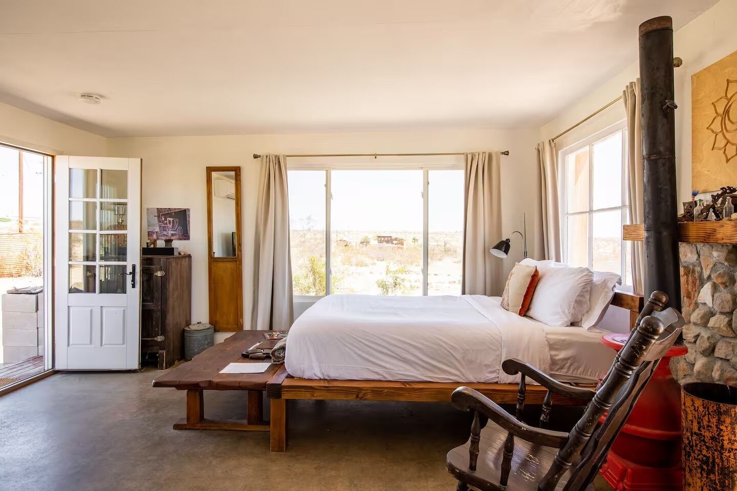 2 bedrooms, iron/ironing board, internet, bed sheets