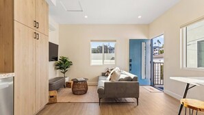 TV - Chic 1 BR Urban Bungalow | AC + Free Parking (San Diego)