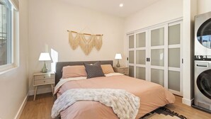 Iron/ironing board, travel cot, WiFi, bed sheets - Chic 1 BR Urban Bungalow | AC + Free Parking (San Diego)