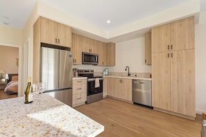 Kjøleskap, mikrobølgeovn, ovn og kokeplater