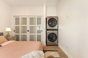 Strykejern/-brett, reiseseng for barn, wi-fi og sengetøy