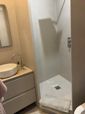 Suihku, hiustenkuivaaja, bidee, pyyhkeet