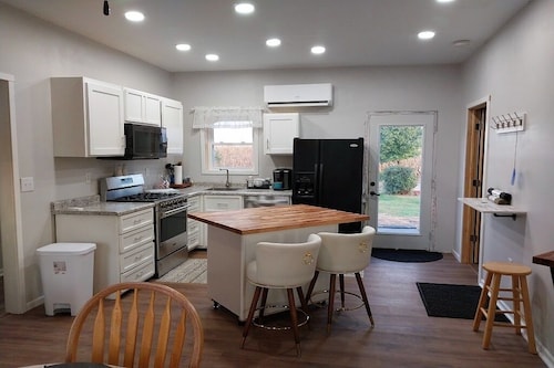 Cozy 2-bedroom house at Twin Lakes.