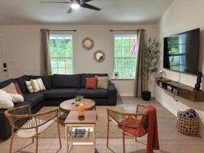 Smart TV, reproductor de DVD, futbolito y tenis de mesa