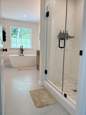 Shower, hair dryer, towels, soap - New & Cozy 5 BR Lake Anna Retreat - Large Game Room & Lake Access (Bumpass)