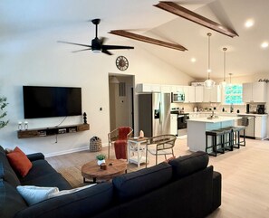 Smart TV, reproductor de DVD, futbolito y tenis de mesa