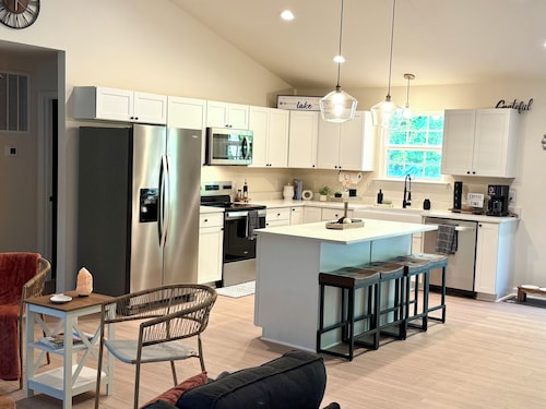 New & Cozy 5 BR Lake Anna Retreat - Large Game Room & Lake Access