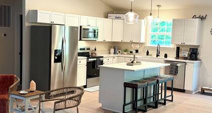 New & Cozy 5 BR Lake Anna Retreat - Large Game Room & Lake Access