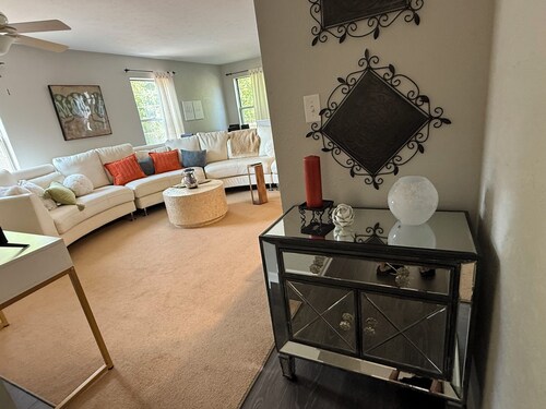 Charming 2-bedroom condo in Elkhart-Great for ND home games-Peaceful Location.