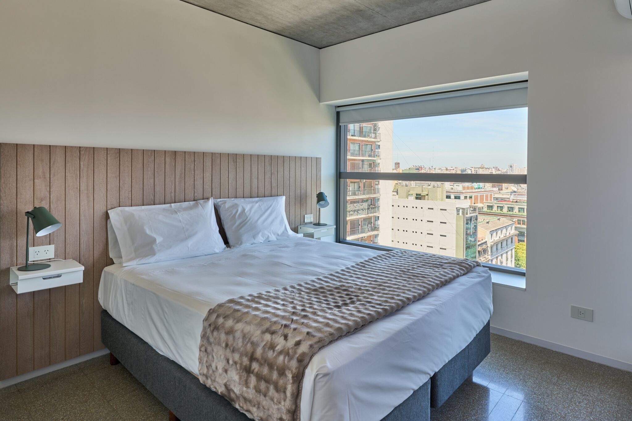 スタジオ (1514) | セーフティボックス (室内)、デスク、ノートパソコン用作業スペース、遮光カーテン