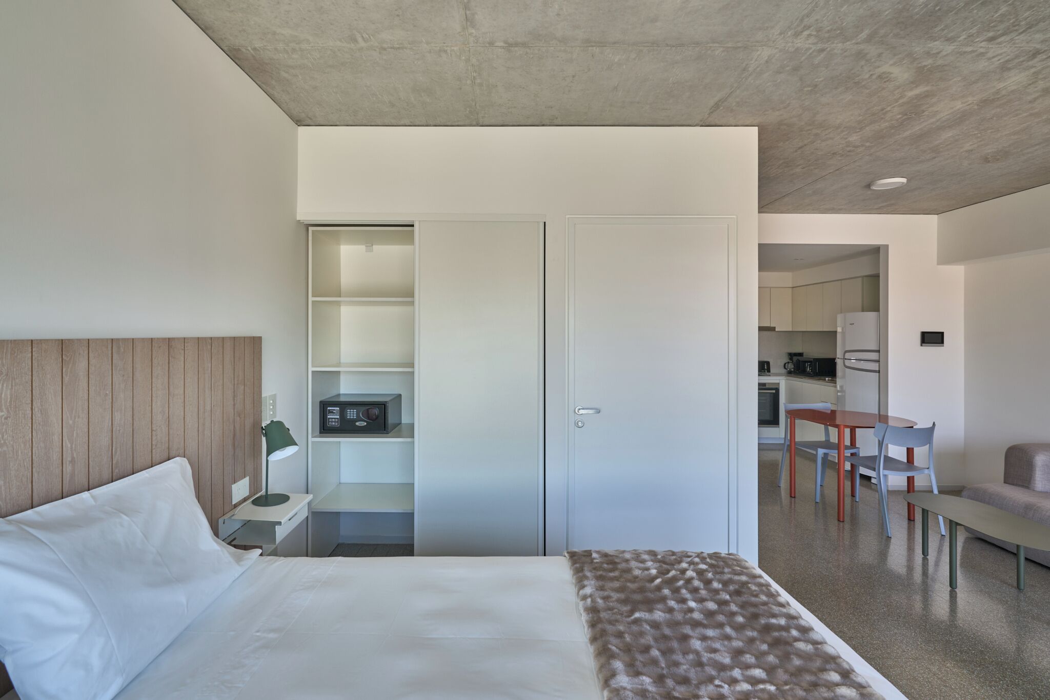 Värdeförvaringsskåp på rummet, skrivbord och arbetsyta för laptop