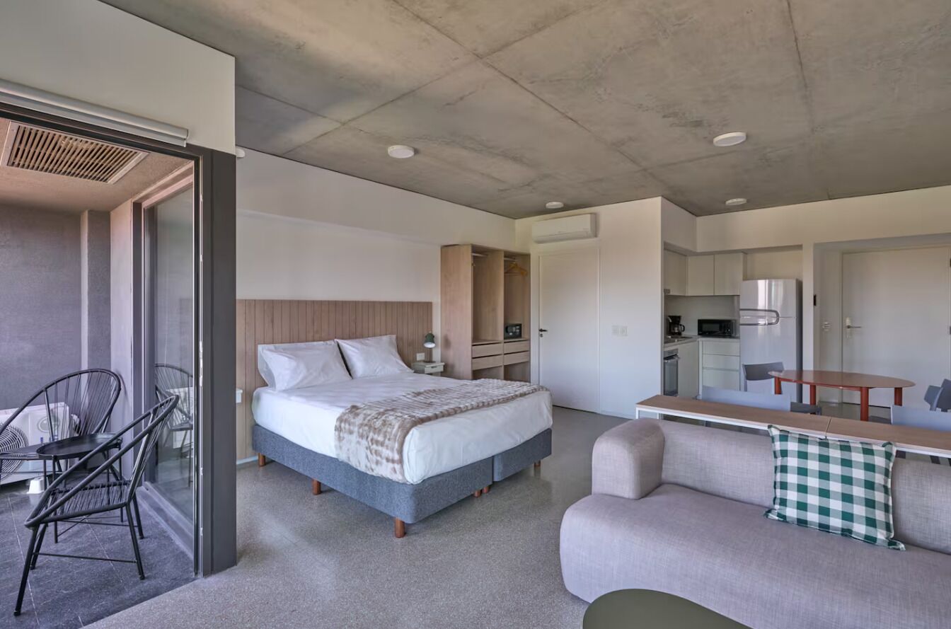 Studio Standard (1010) | Värdeförvaringsskåp på rummet, skrivbord och arbetsyta för laptop