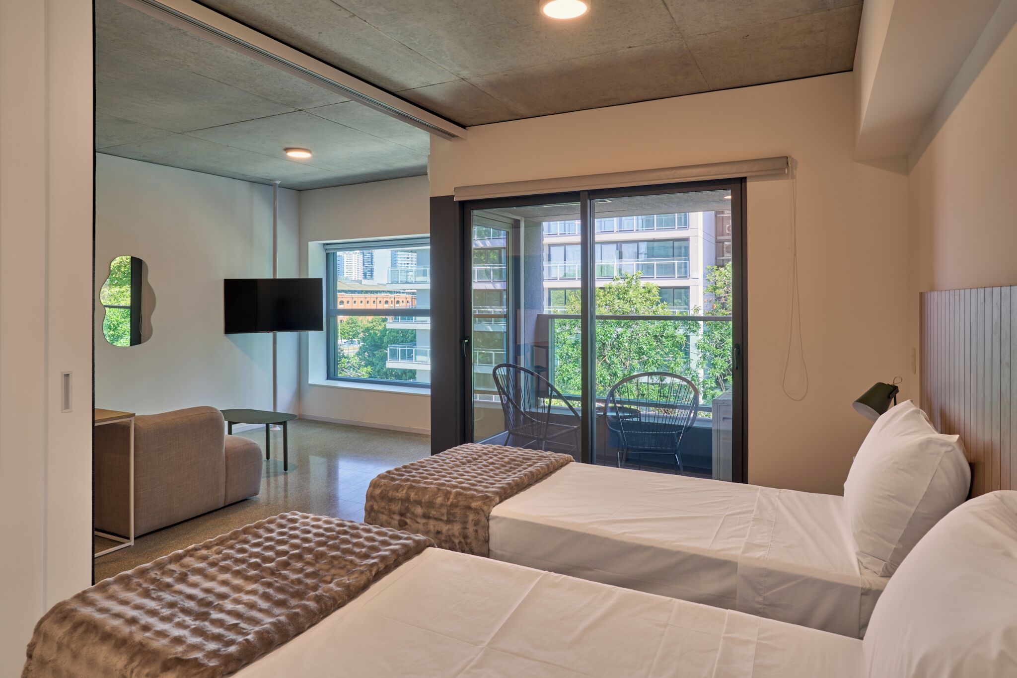 Värdeförvaringsskåp på rummet, skrivbord och arbetsyta för laptop