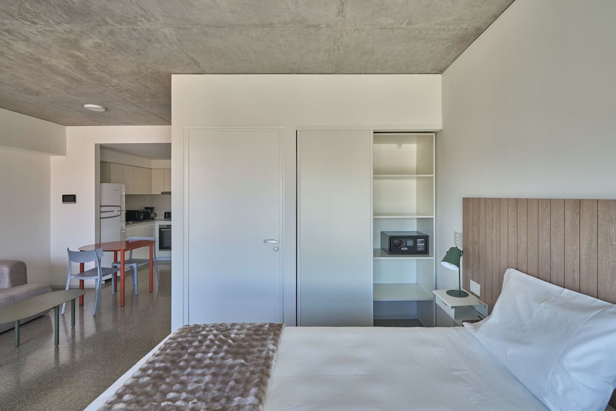 Värdeförvaringsskåp på rummet, skrivbord och arbetsyta för laptop