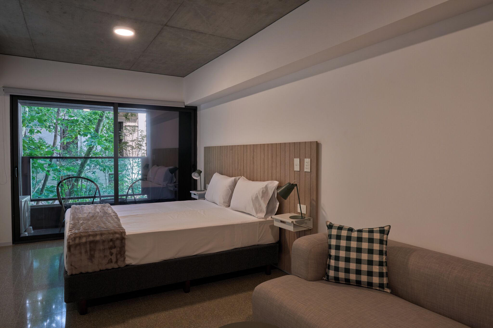 Värdeförvaringsskåp på rummet, skrivbord och arbetsyta för laptop